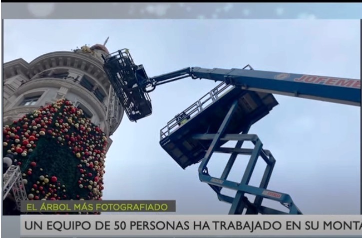 El árbol de Navidad más fotografiado, montado con plataformas de Jofemesa El árbol de Navidad más fotografiado, montado con plataformas de Jofemesa