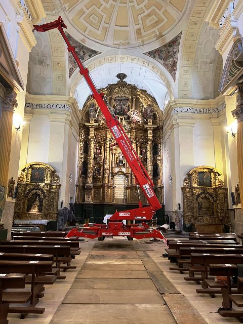 Alquiler De Plataformas Elevadoras De Orugas Compactas Iglesia De San Agustin En Palencia